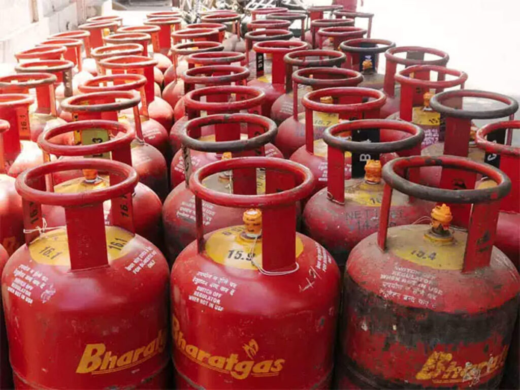 महंगाई ने लगाए झटका! LPG Cylinder का बढ़ा दाम हुए लोग परेशान: जानिए कितना बढ़ा दाम