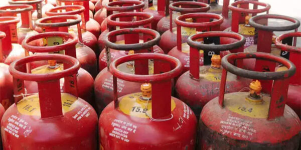 महंगाई ने लगाए झटका! LPG Cylinder का बढ़ा दाम हुए लोग परेशान: जानिए कितना बढ़ा दाम