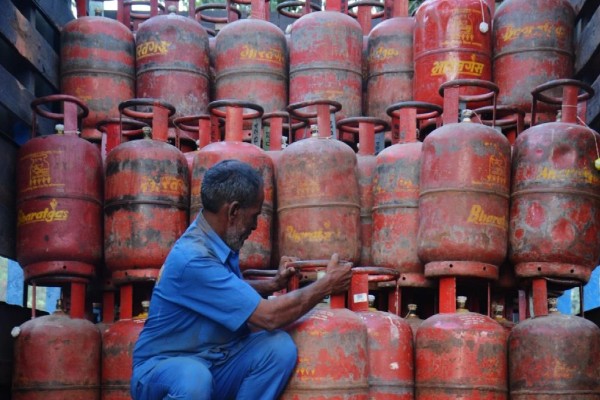 महंगाई ने लगाए झटका! LPG Cylinder का बढ़ा दाम हुए लोग परेशान: जानिए कितना बढ़ा दाम 